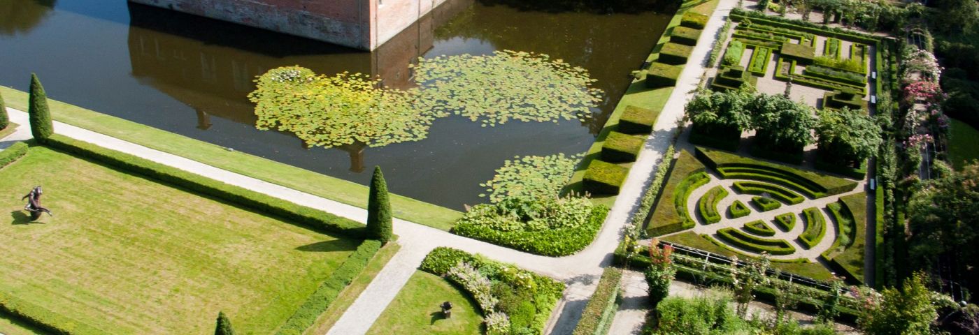 <p>Een deel van de strakke, barokke tuin van Verhildersum vanuit de lucht, met rechts de rozentunnel. - Foto: Verhildersum</p>
