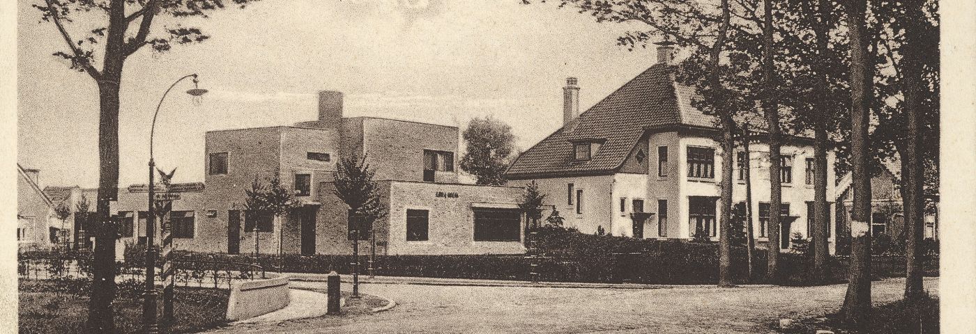 Het Huis Linea Recta, ontworpen door architect F.C. van der Vlugt, is gebouwd in 1925 voor notaris Reinders en echtgenote. - Foto: Historische Kring Zuidhorn, www.beeldbankgroningen.nl (S022)