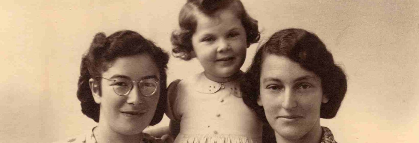 Leen Akker, Sara en haar moeder Magalena ('Miesje'), vlak na de bevrijding in Heerenveen. - Foto: Sara Nieweg