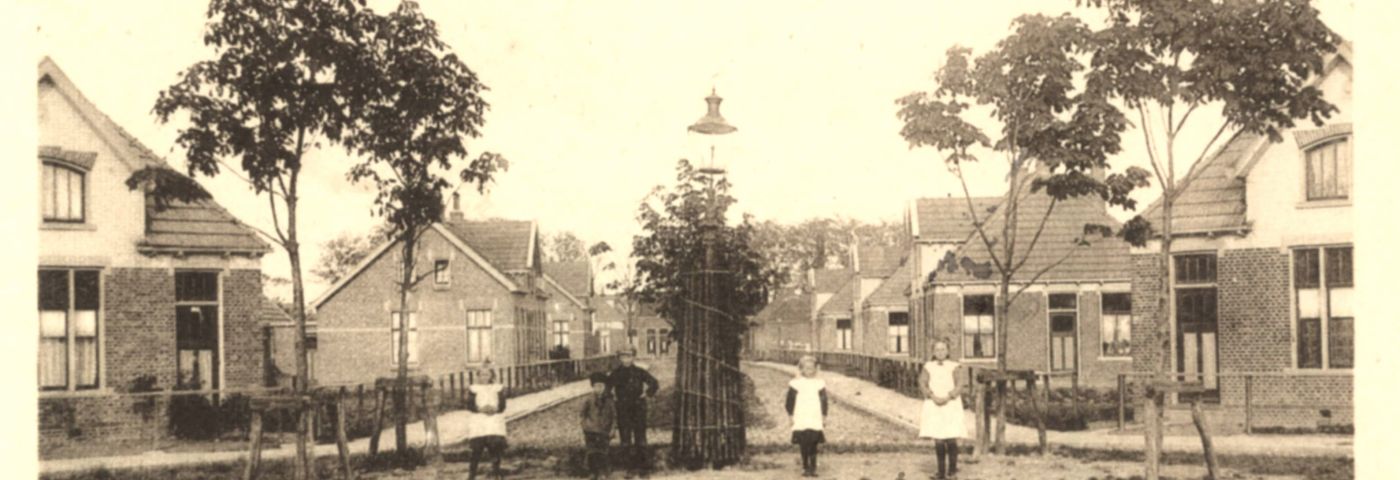 <p>Nieuwbouw aan de Walfriduslaan in Bedum, 1926. &ndash; Foto: Historische Vereniging gemeente Bedum</p>

