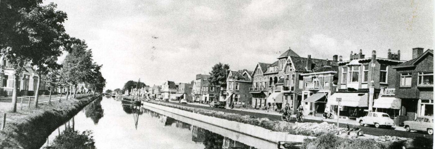 Straatbeeld van de Hoofdstraat met vanaf rechts drukkerij Eerelman, bakkerij Drenth, hotel Dopper en Foto Huizinga. - Foto: Streekhistorisch Centrum Stadskanaal (1402)