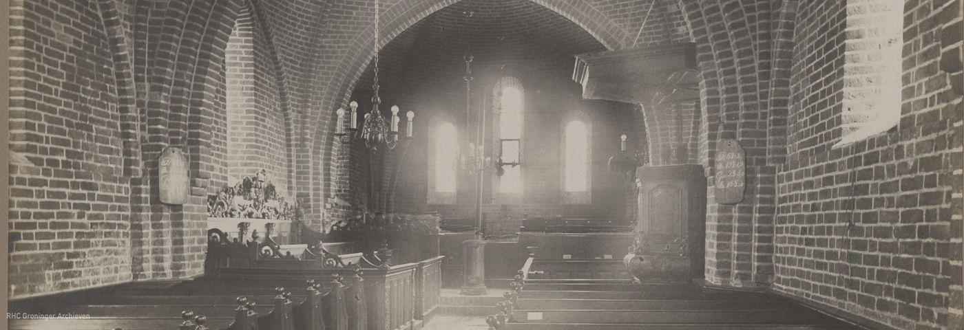 <p>Interieur van de hervormde kerk van Ulrum, ca 1917. - Foto: P.B. Kramer, www.beeldbankgroningen.nl (818-15686)</p>
