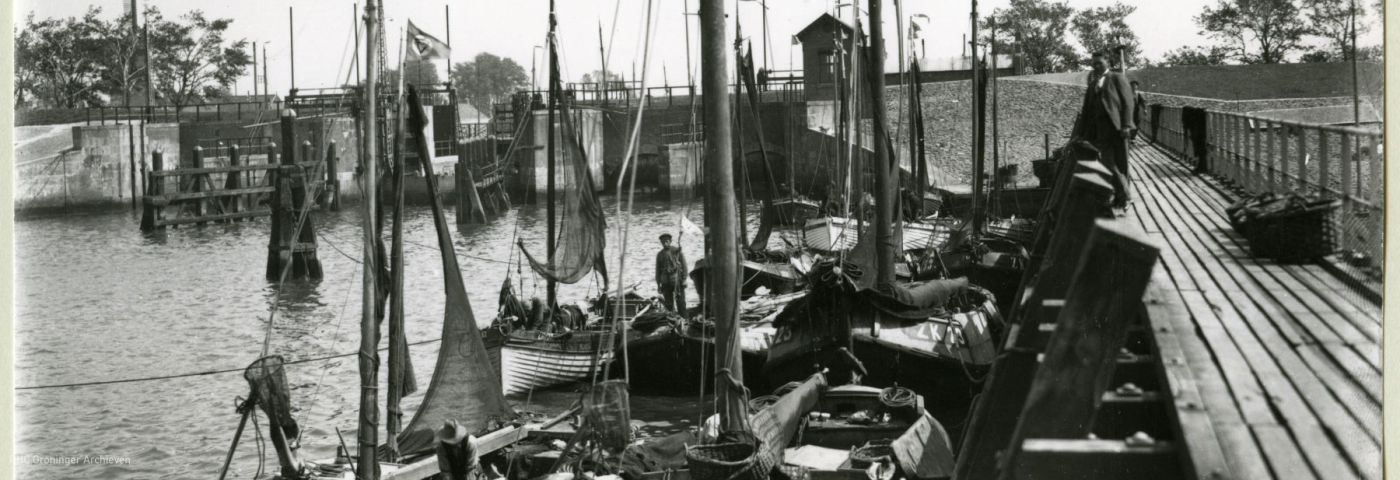 <p>Visserschepen in de buitenhaven van Zoutkamp, ca. 1915-1930: ZK 84 &#39;Zeehond&#39;, ZK 7 en ZK 23. - Foto: Collectie Groninger Archieven</p>
