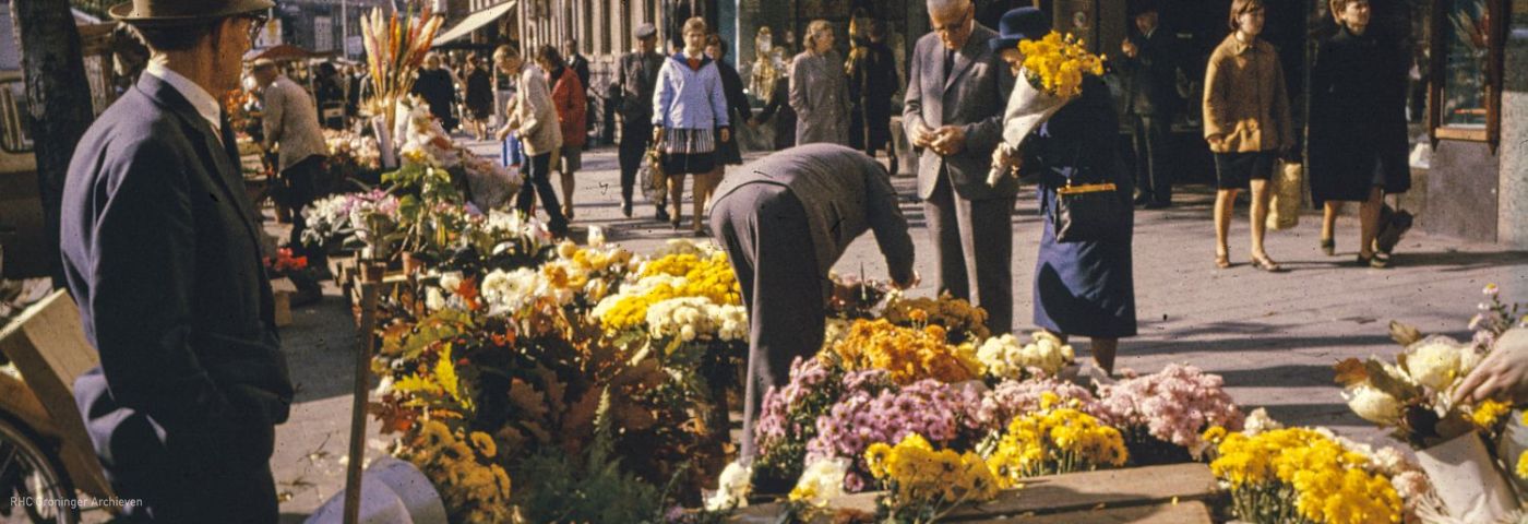 <p>Bloemenverkoper op de Vismarkt, ca. 1970. - Foto: www.beeldbankgroningen.nl (2484-520)</p>
