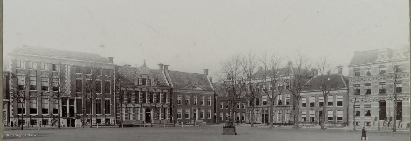 De Ossenmarkt te Groningen, met geheel links (met de dubbele deur) het Sichtermanhuis - Foto: Kramer, Rijksdienst voor het Cultureel Erfgoed