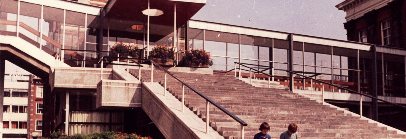 Het bordes en de loopbrug tussen het oude en het nieuwe gedeelte van het stadhuis, ca. 1960. Foto: www.beeldbankgroningen.nl (1986-01813)