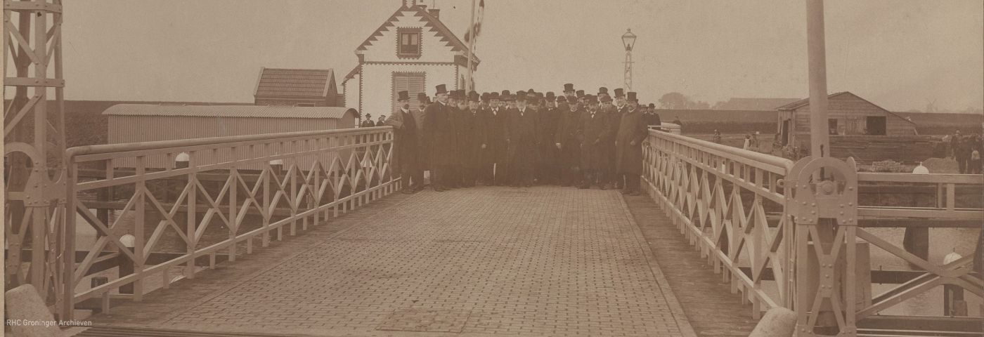 <p>Een gezelschap poseert bij Roodehaan op de brug over het Reitdiep tijdens de offici&euml;le opening in 1906. &ndash; Foto: Groninger Archieven</p>
