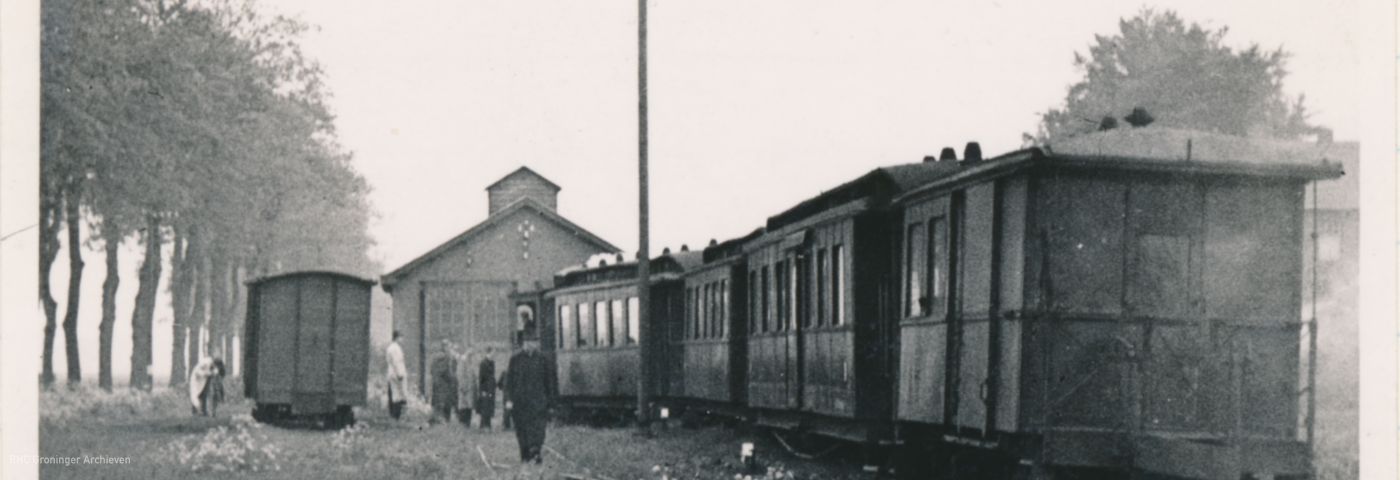 Bellingwolde-Noord: de locomotievenloods van OG met daarvoor een personentram. Links een goederenwagen. - Foto: CHC Oldambt