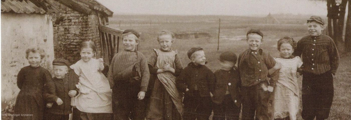Met plezier staan de kinderen voor meester Kloosterhuis op een rijtje - Foto: H.J.L. Kloosterhuis, www.beeldbankgroningen.nl (818-25102)