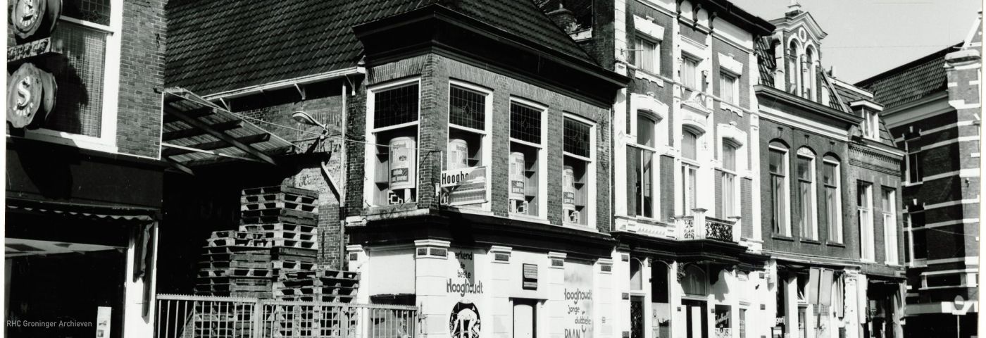 De distilleerderij van Hooghoudt aan de Nieuwe Ebbingestraat, 1987. - Foto: K.A. Gaasendam, www.beeldbankgroningen.nl (1785-23350)