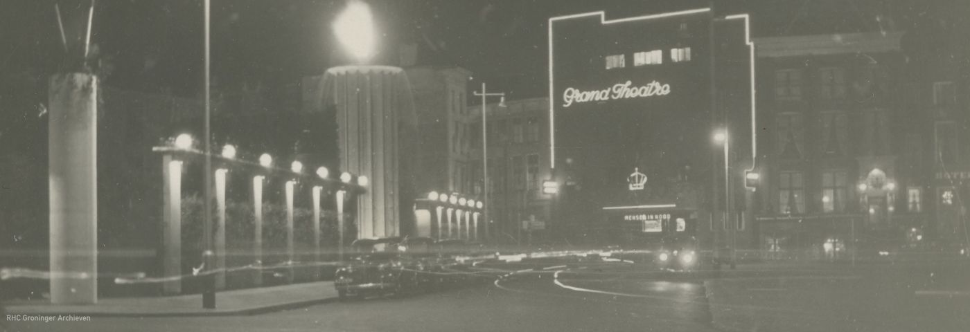 <p>Het Grand Theatre bij avond in 1948. - Foto: Meindert de Raad, www.beeldbankgroningen.nl (2138-3871)</p>
