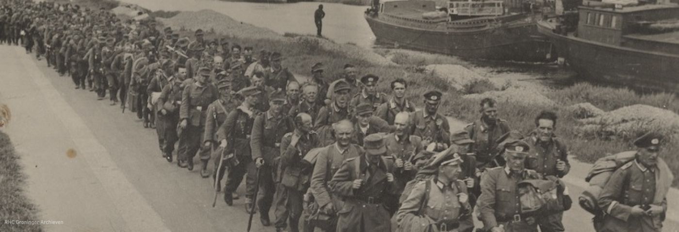 <p>Een lange rij Duitse soldaten tijdens de aftocht. - Foto: Collectie Gemeente Winschoten</p>

