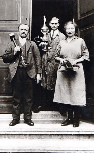 <p>Schoolpersoneel in 1926: links conci&euml;rge J. de Jonge, midden hulpconci&euml;rge Ploeger en rechts schoonmaakster mej. Van der Molen. - Foto: De eeuw van mijn Ubbo</p>
