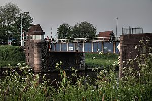 <p>De brug over het Van Starkenborghkanaal bij Dorkwerd. - Foto: Michiel Jelijs via Flickr</p>
