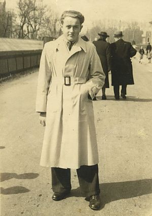 Dolf Boon, 17 jaar in 1945, vlak na de oorlog. De witte jas was de eerste nieuwe jas in zijn leven. Foto genomen in Uithuizen, Hoofdstraat West. - Archief familie Boon
