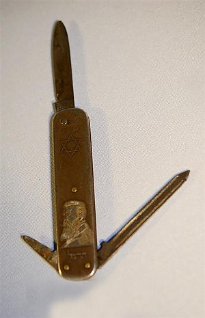 <p>Het mesje van Isidor van Hal, dat gedurende de hele oorlog in zijn bezit bleef. - Foto:&nbsp;Beit&nbsp; Lohamei Haghetaot, Ghetto Fighters&#39; House Museum</p>
