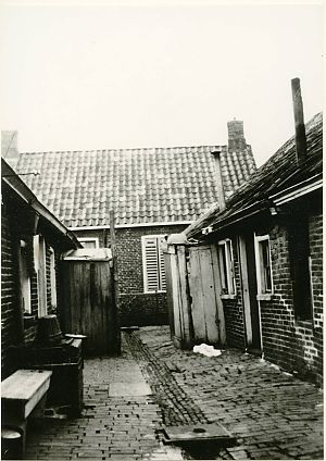 Verkrotte woningen in het centrum van Zoutkamp, eind jaren vijftig.