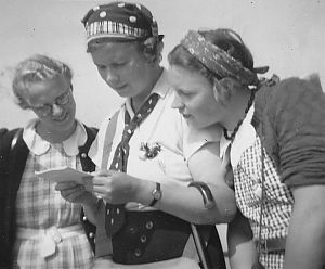 <p>Betsy Groof (rechts) met docente Engels Heytink (midden), 1938. - Foto: E.A. Groof</p>
