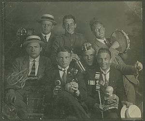 <p>Voetballers van Be Quick in 1917. Linksachter met de camera Evert van Linge. Fotograaf onbekend, Groninger Archieven<br />
&nbsp;</p>
