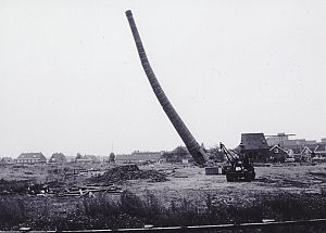 <p>De schoorsteen van steenfabriek Strating in Winschoten werd op 7 september 1968 opgeblazen. &ndash; Foto: Collectie Cultuurhistorisch Centrum Oldambt</p>
