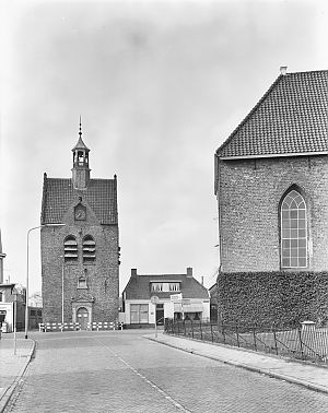 De kerk van Scheemda (rechts) met vrijstaande toren. - Foto: Rijksdienst voor het Cultureel Erfgoed