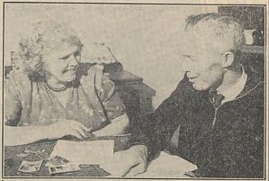 <p>Lammert en Anna Post met de wonderlijke brief die ze ontvingen. - Foto: Volkskrant, 8 januari 1059</p>
