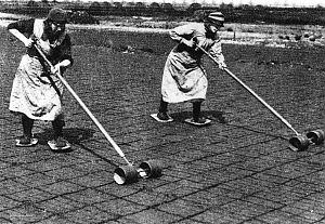 Vrouwen snijden veen  - collectie Streekhistorisch Centrum Stadskanaal