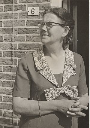 <p>Winie Evers-Dijkhuizen kreeg in 1968 een lintje voor haar bondswerk. &ndash; Foto: collectie Jan Dik.</p>
