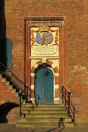 <p>De deur van &#39;Piccardts&#39; kerk in Harkstede, met de wapens van Piccardt (de adelaarspoot) en Rengers (drie rozen en een dwarsbalk). &ndash; Foto: Wutsje, Wikimedia Commons</p>
