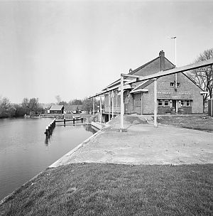 <p>Het gemaal Dongeradelen bij Ezumazijl.&nbsp;Foto: Collectie RCE, nr. 203445524<br />
&nbsp;</p>
