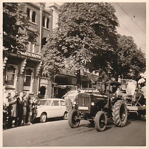 <p><em>Tour de Ville </em>door de binnenstad van Groningen met &nbsp;een Hanomag-tractor, waarvan het circus tientallen bezat. - Foto: J.Kuipers</p>
