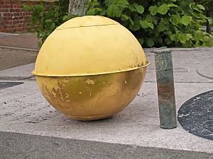 <p>De bal van de windvaan, waar de restauratieplannen traditioneel in worden opgeborgen. &ndash; Foto: stichtingjuffertoren.nl</p>
