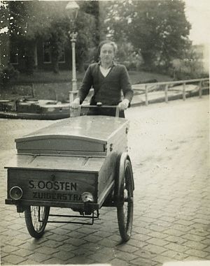 Dolf op de bakfiets in 1944. In de oorlog hielp hij ook wel eens bakker Oosten. Hij was maar voor even hulp bij deze bakker. Foto in de haven van het boterdiep te Uithuizen. - Foto: archief familie Boon