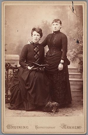 <p>Titia van der Tuuk (links), ca. 1885. - Foto: Instituut voor Sociale Geschiedenis</p>
