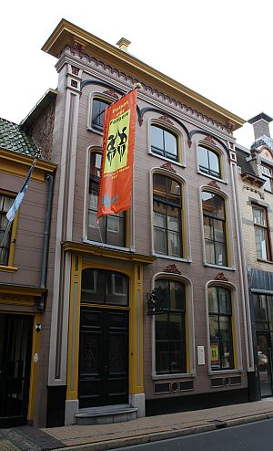 <p>Het Canterhuis, Brugstraat 26 in Groningen, anno 2010. Ook dit gebouw maakt deel uit van het Noordelijk Scheepvaartmuseum. - Foto: ZanderZ</p>
