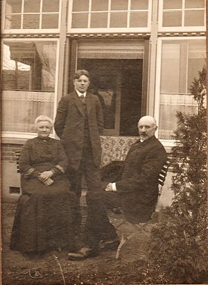<p>Luitje Hoeksema (staand) tussen zijn ouders Grietje en Luurt in Apeldoorn. - Foto: Luitje Hoeksemafonds</p>
