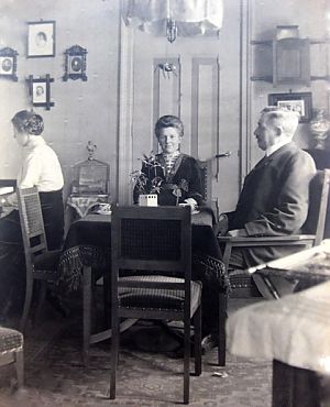 <p>C.F. Schor met echtgenote J. M. Schor-Osterhaus (midden) en moeder E.R. Schor-Chadwick aan de piano. - Foto: collectie W.Kramer</p>
