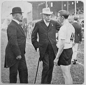 Louwe Huizenga wordt voorafgaand aan de Nationale Olympische marathon van 3 september 1916 in Amsterdam door baron Van Tuyll van Serooskerken (midden) voorgesteld aan prins Hendrik. - Foto uit Revue der Sporten