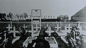 <p>De provisorische begraafplaats van gesneuvelde militairen bij Lutje Loug in de buurt van nu de biovergister. &ndash; Foto: Archief Peter Akkerman</p>
