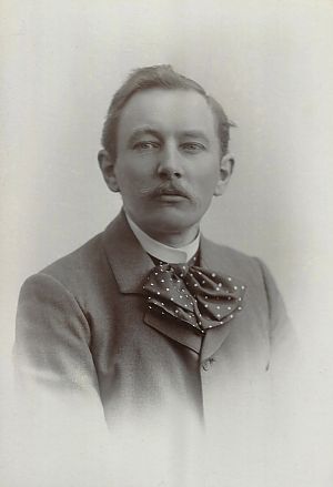<p>Jacobus Abraham Huizinga, ca 1900, met frivole, gestippelde strik. - Foto: Archief Stichting Huizinga Meubel Nederland i.o.</p>
