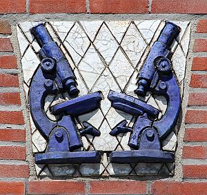 Anno Smith, 'Tableau met twee microscopen', Friesestraatweg, Groningen. - Foto via Wikimedia Commons