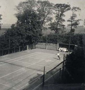 Tennisclub De Weer in Stedum, jaren '50 van de vorige eeuw. - Foto: album familie Toxopeus, Stichting Historie Stedum (02891) - www.historiestedum.nl