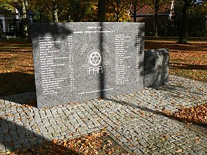 <p>Het monument voor de joodse slachtoffers in Ter Apel, met ook de naam van Truusje van Os en haar ouders. - Foto: Nationaal Comit&eacute; 4 en 5 mei</p>
