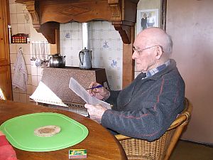 Geert Begeman bezig met een nieuw gedicht voor het boekje Hersenspinsels - Foto Tammo Tillema