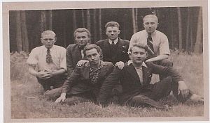 <p>Henk de Jong (1924-2015), rechtsonder, tijdens zijn dwangarbeiderschap in Duitsland. De foto is gemaakt op Eerste Pinksterdag 1944. - Foto: collectie K&auml;thy de Jong</p>
