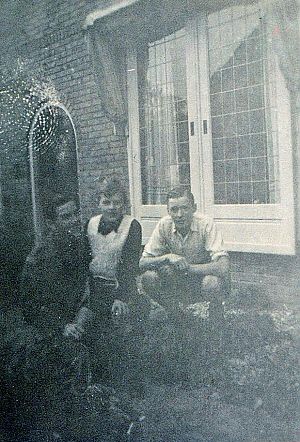 <p>Koos (midden) met zijn broer en een Canadese soldaat voor hun huis aan de Parkweg. &ndash; Foto: collectie ge&iuml;nterviewde.</p>
