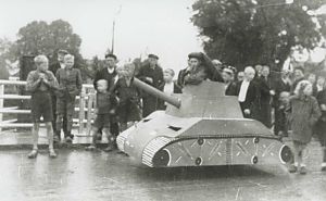 Bevrijdingsfeesten: een bordpapieren tank op de IJzeren Klap bij Musselkanaal. - Foto: bron onbekend