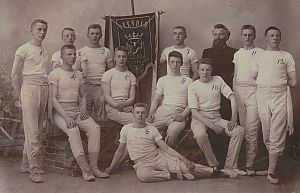 <p>Leden en directeur van de Veendammer gymnastiekvereniging THOR, 1899. &ndash; Foto: Veenkoloniaal Museum Veendam</p>
