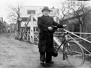 Sara's vader Meijer Nieweg op de Oosterdraaibrug in Appingedam, met verduisterd voorlicht op zijn fiets. Misschien in 1942 toen hij nog een fiets mocht hebben. - Foto: Sara Nieweg