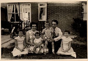 <p>Lammert Helmantel (staand, midden) met zijn moeder en zusjes en de onderduiker die zij in huis hadden. - Foto: familie Helmantel</p>
